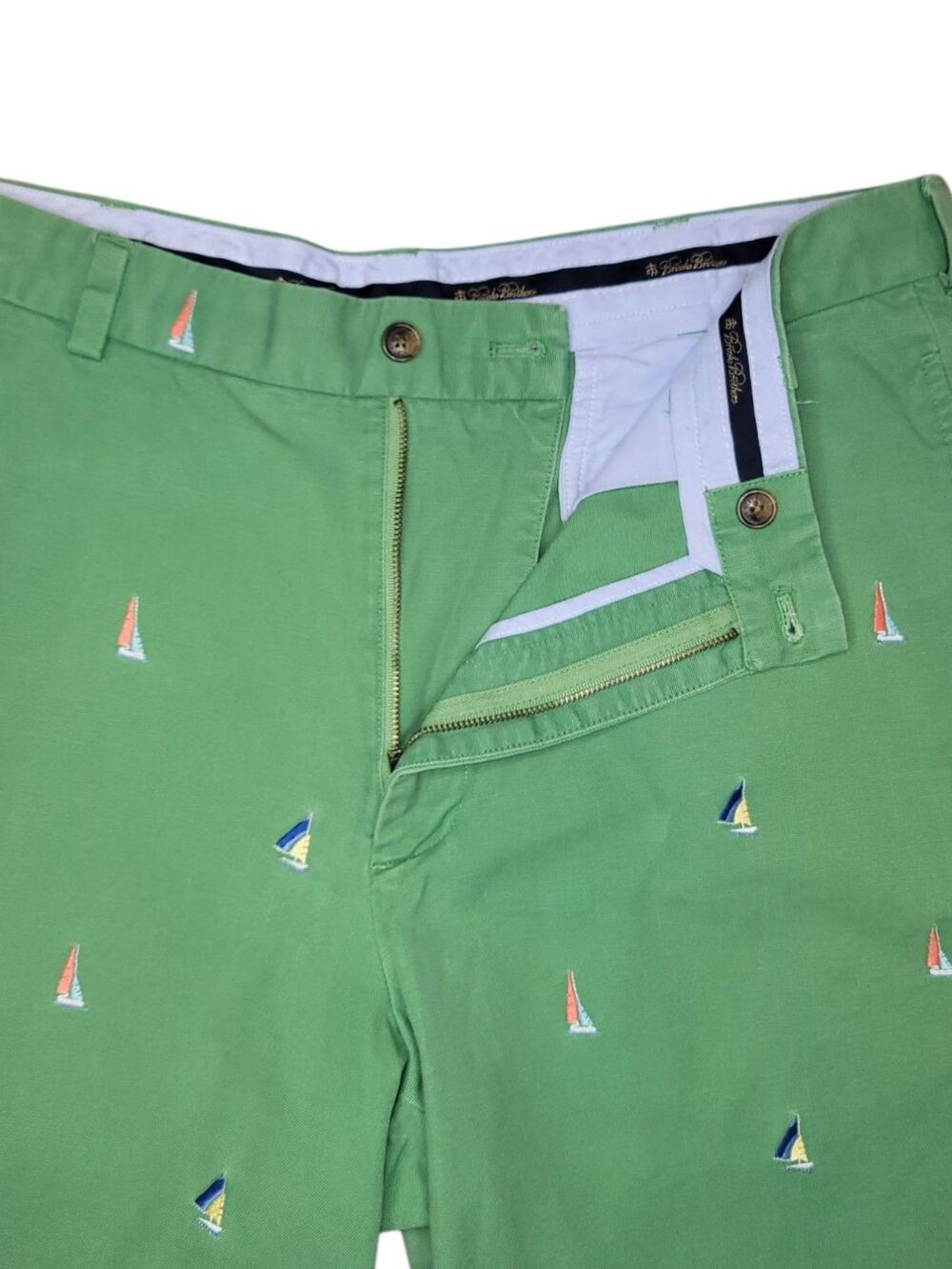 Brooks Brothers Chino Shorts Mens 35 Green Embroidered Sailboats Golf 9.5 Inseam - Picture 3 of 5